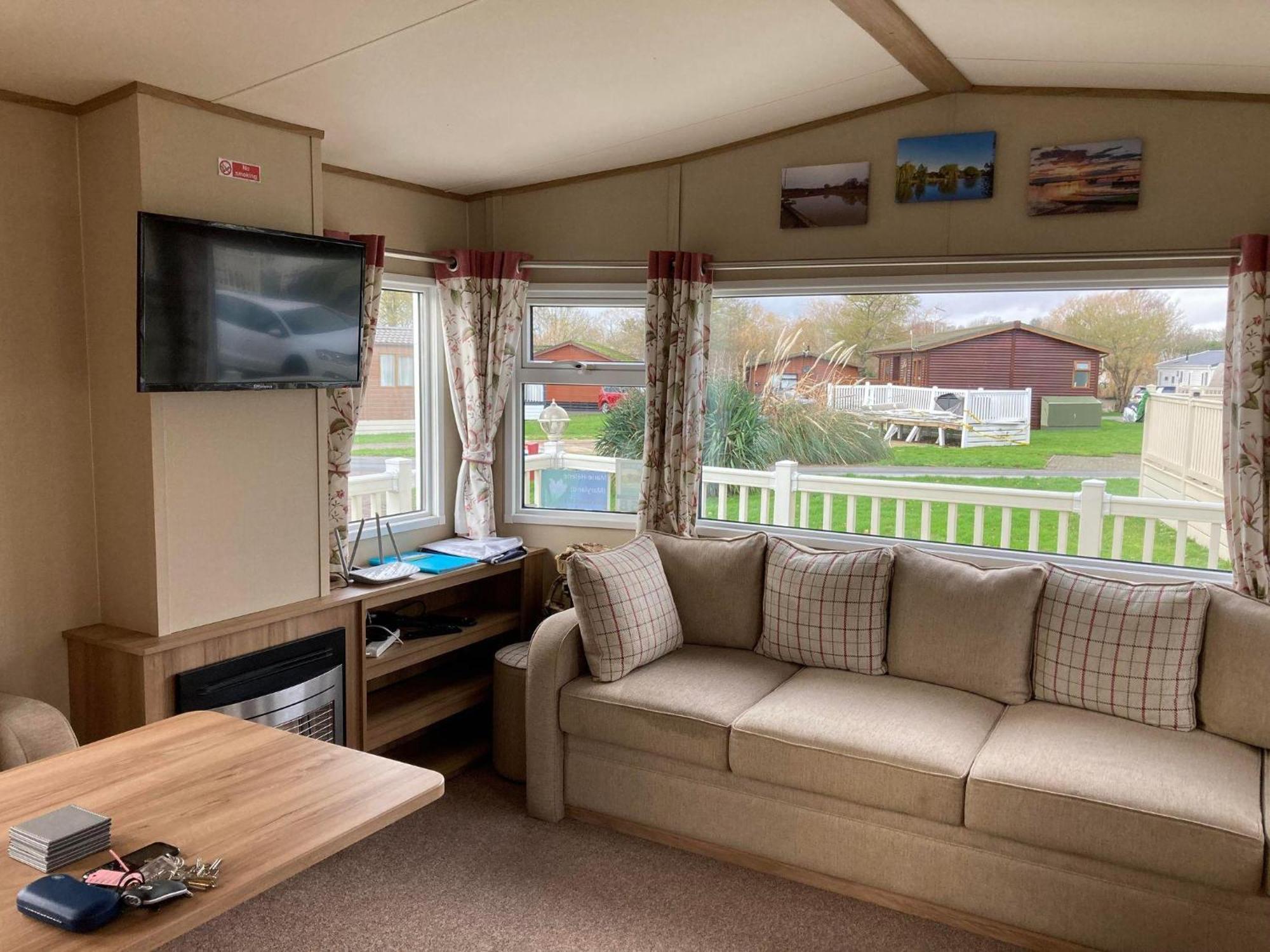 Lovely 6 Berth Caravan With Decking At Carlton Meres In Suffolk Ref 60058M Saxmundham Exterior foto
