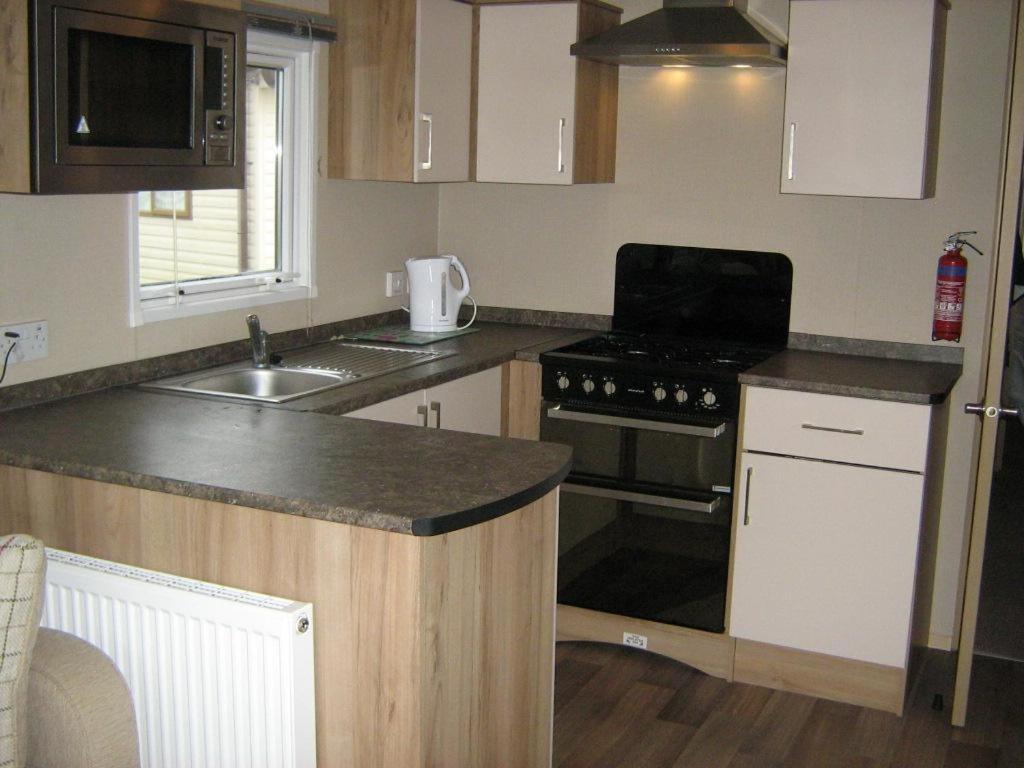Lovely 6 Berth Caravan With Decking At Carlton Meres In Suffolk Ref 60058M Saxmundham Exterior foto